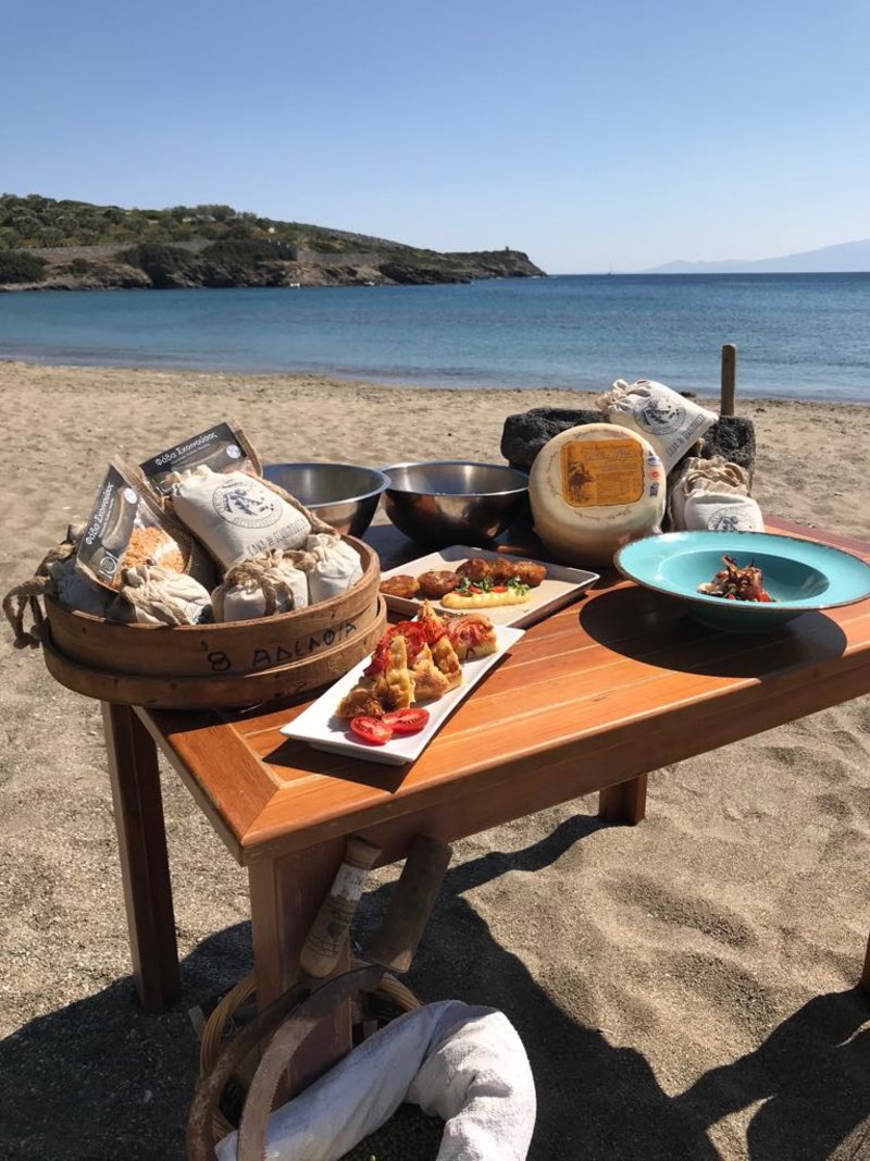 Φάβα και γραβιέρα σε τραπέζι στην παραλία