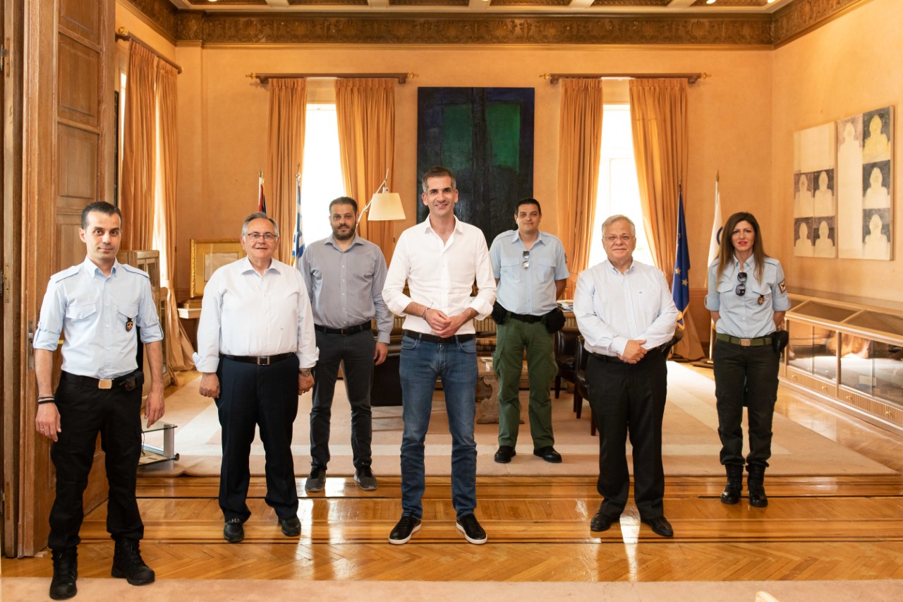 Μπακογιαννης στο γραφειο με κοσμο