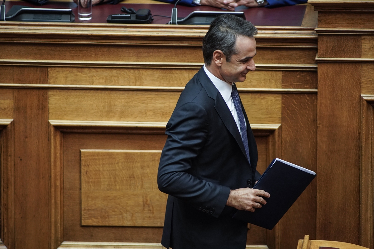 Ο Κυριάκος Μητσοτάκης ανεβαίνει στο βήμα