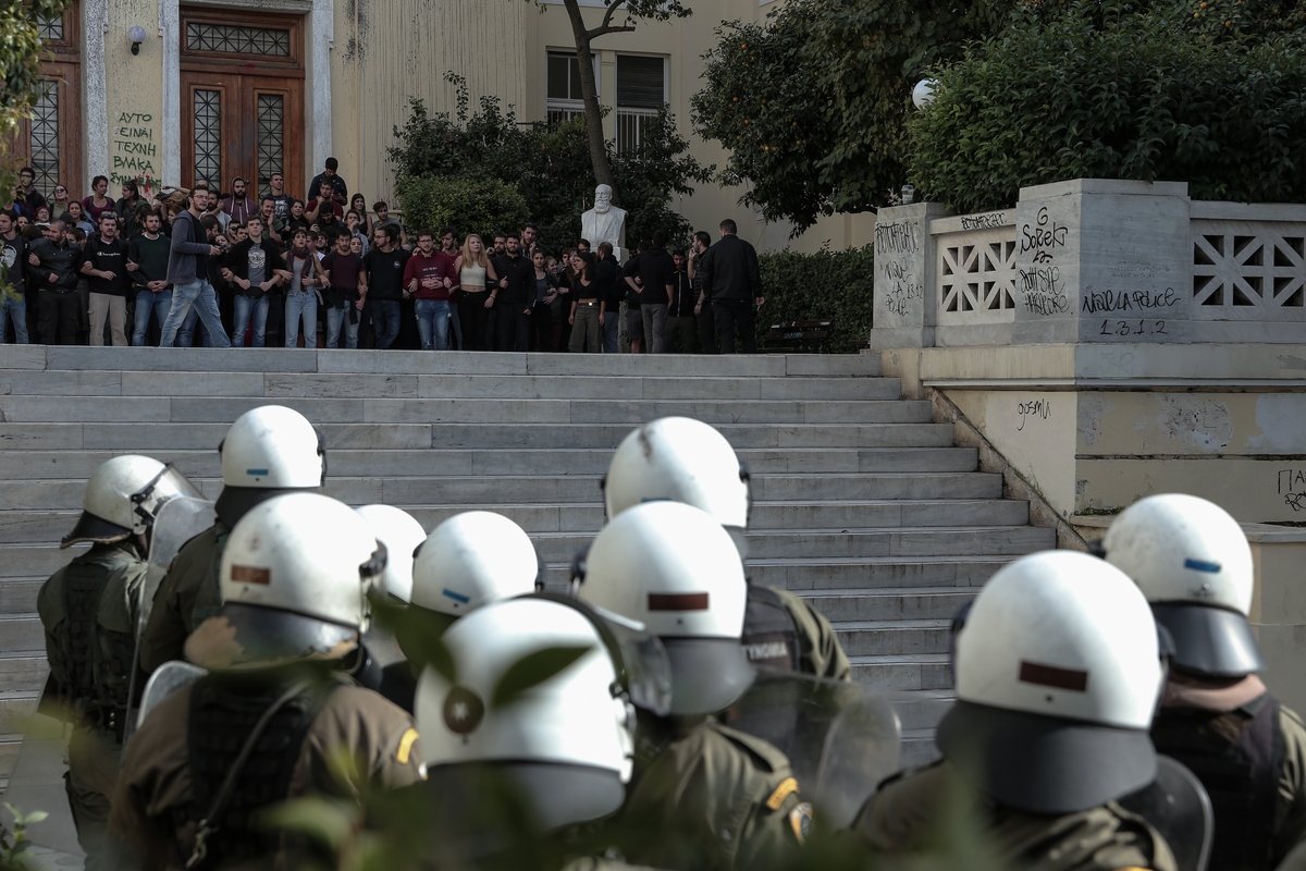 Φοιτητές διαμαρτύρονται σε ανώτερο αξιωματικό της αστυνομίας