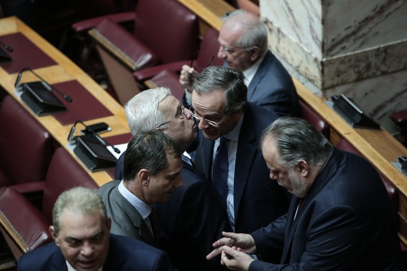Σαμαράς φιλί με βουλευτές