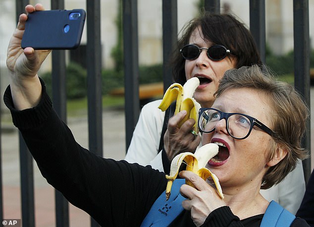 Γυναίκες βγάζουν σέλφι τρώγονας μπανάνες