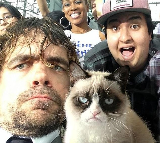 Ο σταρ του Game of Thrones, ποζάρει με την Grumpy Cat