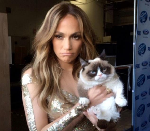 Η Τζένιφερ Λόπεζ κρατά αγκαλιά με την Grumpy Cat