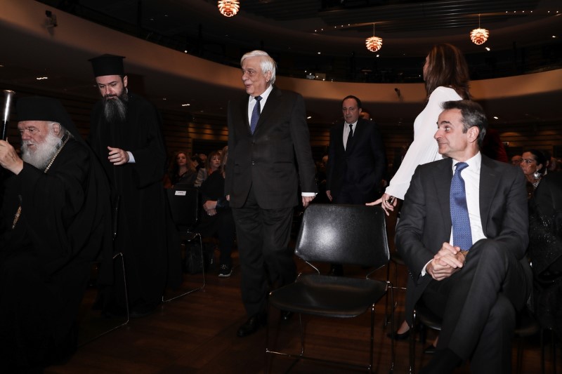 Ο Προκόπης Παυλόπουλος προσέρχεται στην εκδήλωση υπό το βλέμμα του Κυριάκου Μητσοτάκη
