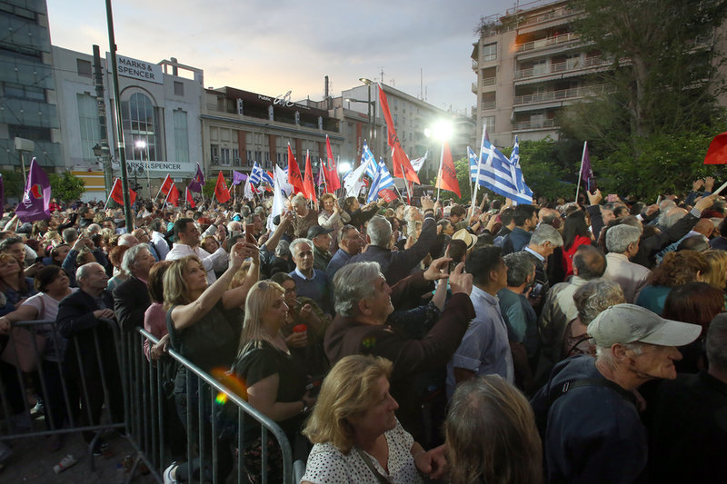 Κόσμος στην ομιλία Τσίπρα στον Πειραιά