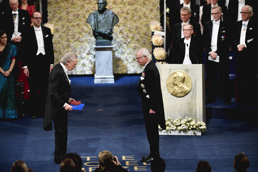 Ο βασιλιάς Καρλ Γκουστάβ της Σουηδίας απονέμει το βραβείο Νόμπελ στον Αυστριακό συγγραφέα Πέτερ Χάντκε/Φωτογραφία: ΑΠΕ-ΜΠΕ