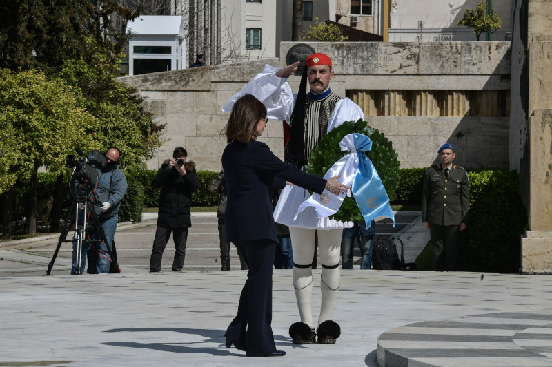 Η Πρόεδρος της Δημοκρατίας καταθέτει στεφάνι στον Αγνωστο Στρατιώτη