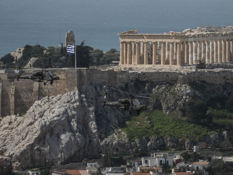 Στρατιωτικά ελικόπτερα πετούν δίπλα από την Ακρόπολη