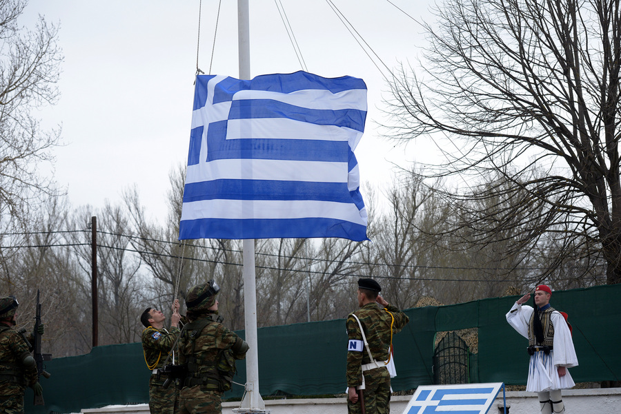 Τελετή έπαρσης της ελληνικής σημαίας στο Φυλάκιο 1 στις Καστανιές, την Τετάρτη 25 Μαρτίου 2020