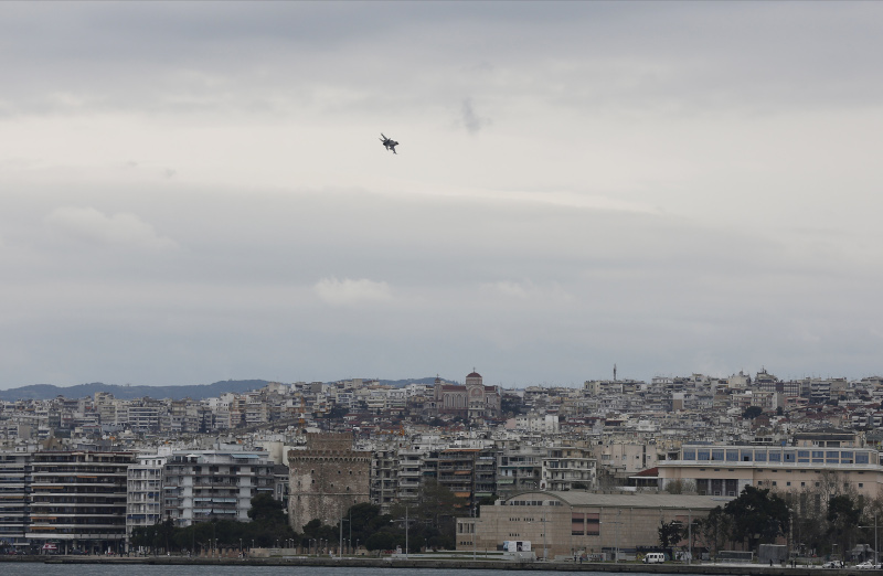 Μαχητικό F-16 πετάει πάνω από τη Θεσσαλονίκη