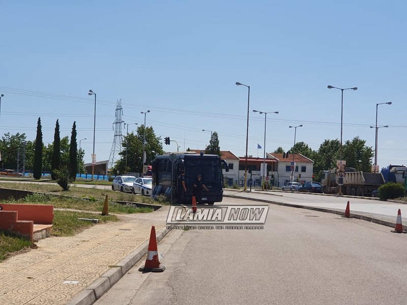 Κλούβα των ΜΑΤ έξω από τα δικαστήρια