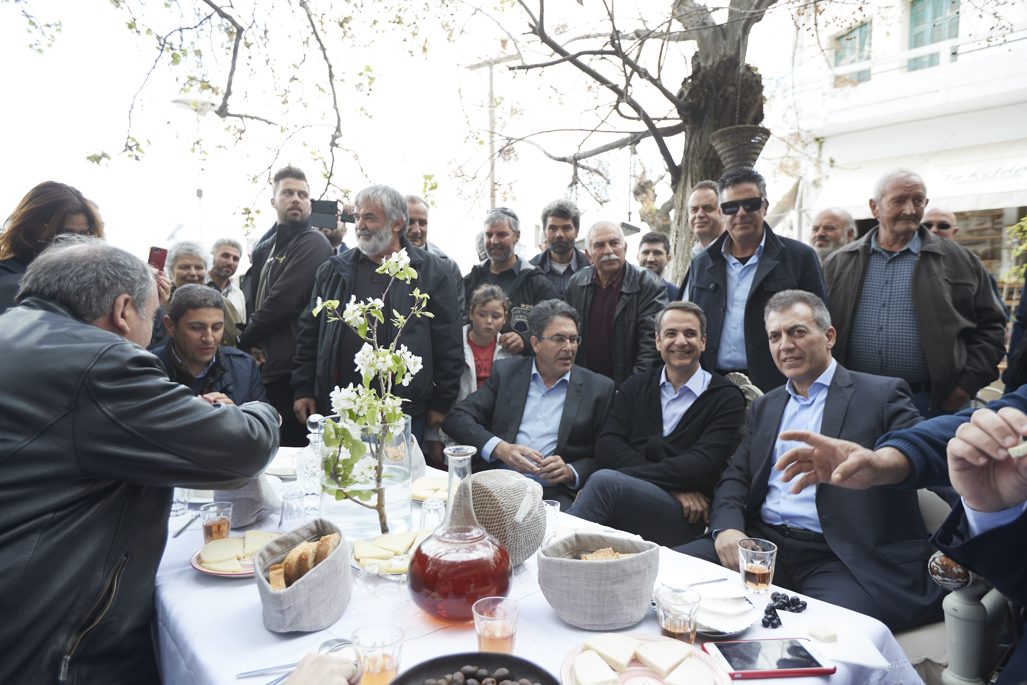 Ο Κυριάκος Μητσοτάκης με κατοίκους του νησιού