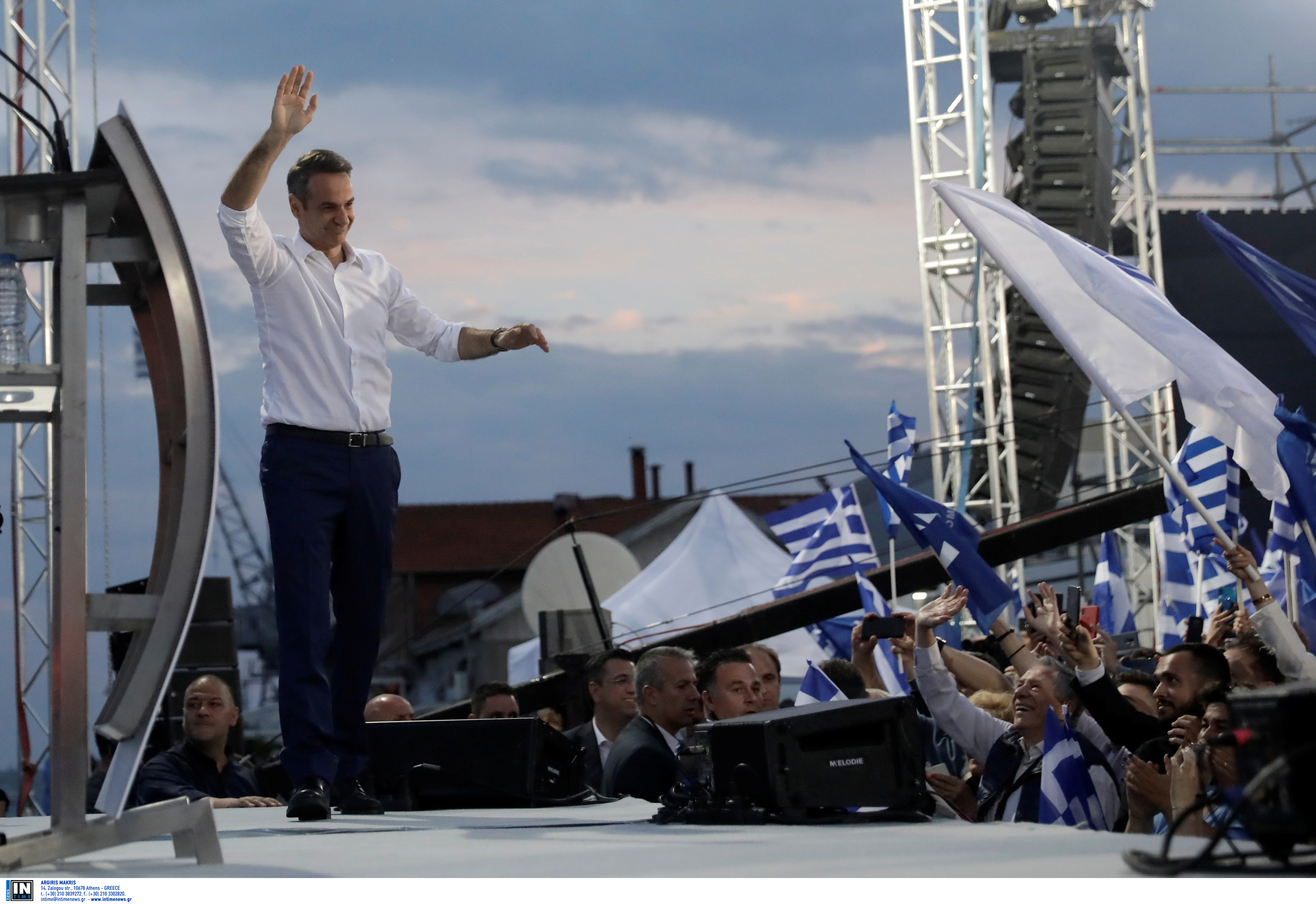 Ο Μητσοτάκης ανεβαίνει στο βήμα και χαιρετά τους συγκεντρωθέντες