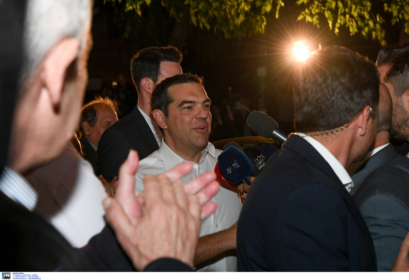 Ο Αλέξης Τσίπρας αρνήθηκε να κάνει δήλωση μπαίνοντας στην Κουμουνδούρου