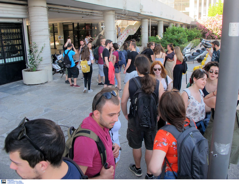 Συγκεντρωμένοι φοιτητές έξω από το κτίριο διοίκησης του ΑΠΘ