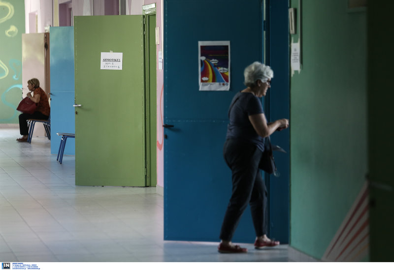 Μια ψηφοφόρος μπαίνει στο εκλογικό της τμήμα