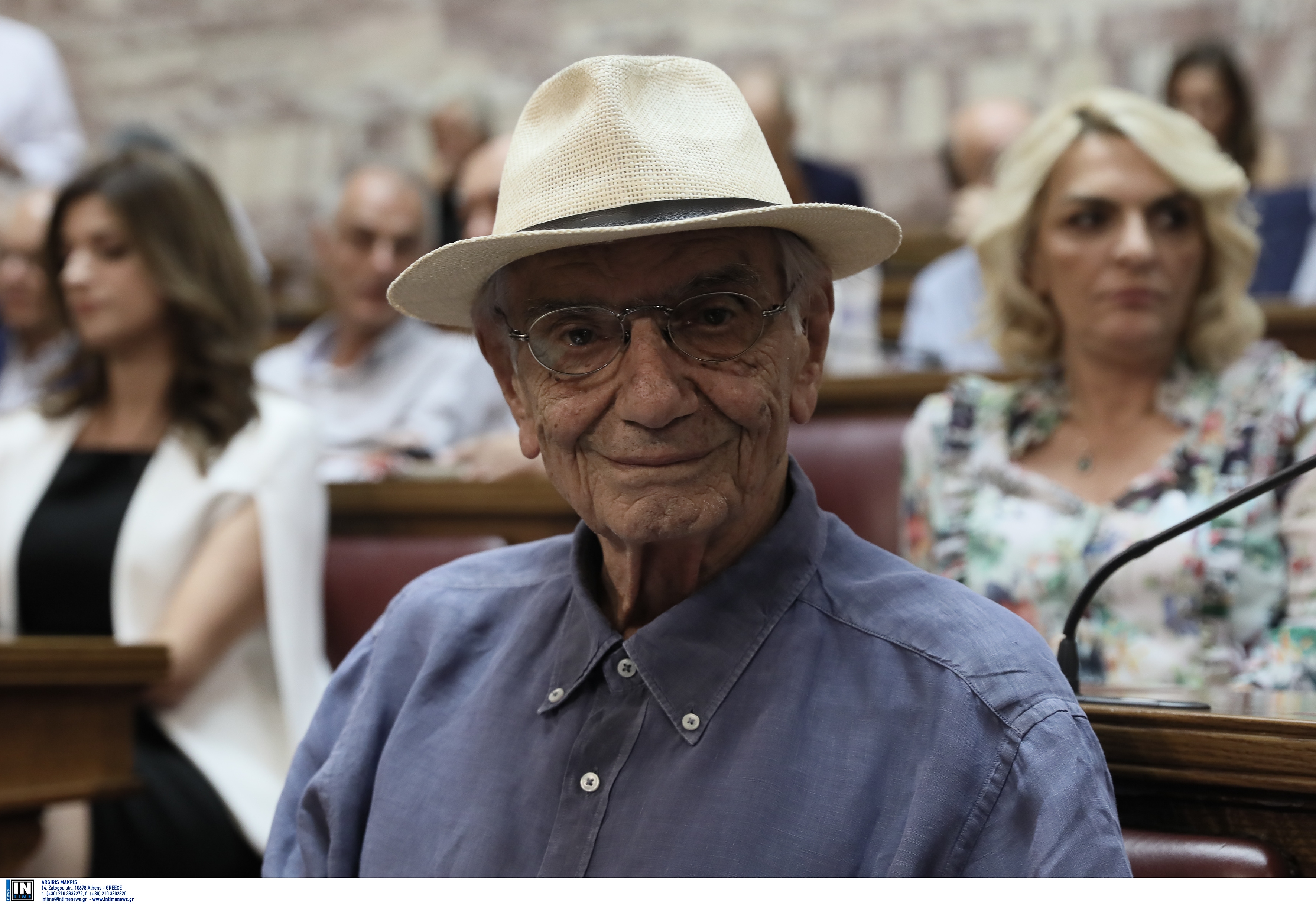 Ο Βασίλης Βασιλικός με το ψάθινο καπελάκι του