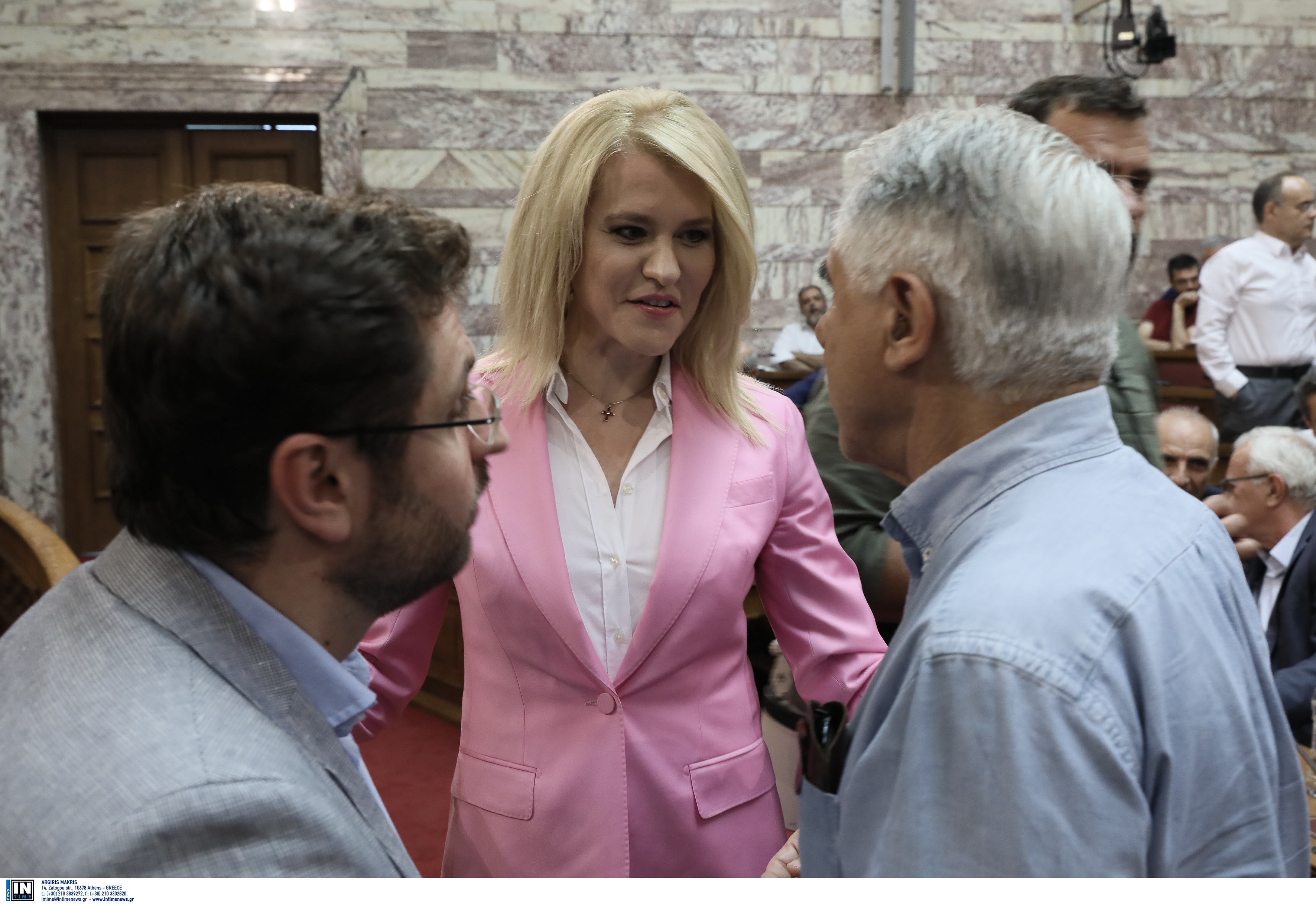 Η Θεοδώρα Τζάκρη στα ροζ
