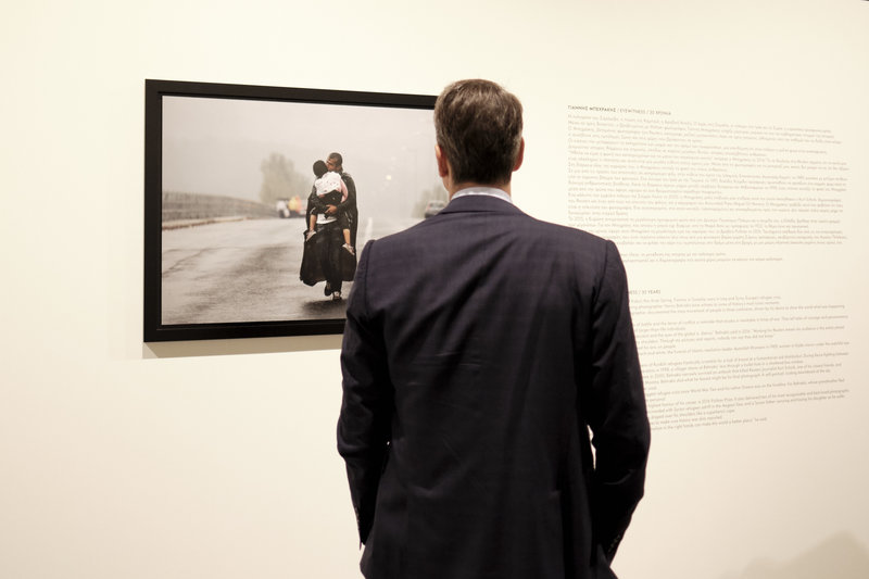 Μπροστά στη βραβευμένη φωτογραφία του Γιάννη Μπεχράκη