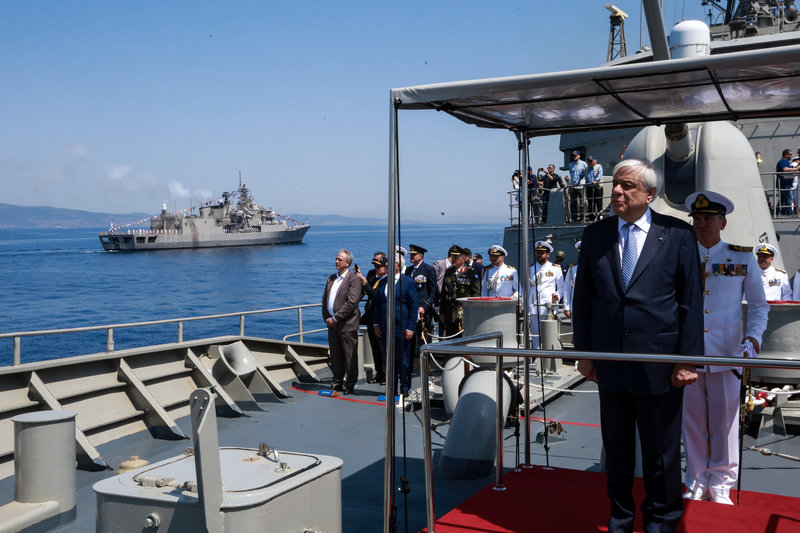 Ο κ. Παυλόπουλος, από την γέφυρα της φρεγάτα «Σαλαμίς» απευθύνθηκε, μέσω ασυρμάτου, στα πληρώματα των πλοίων