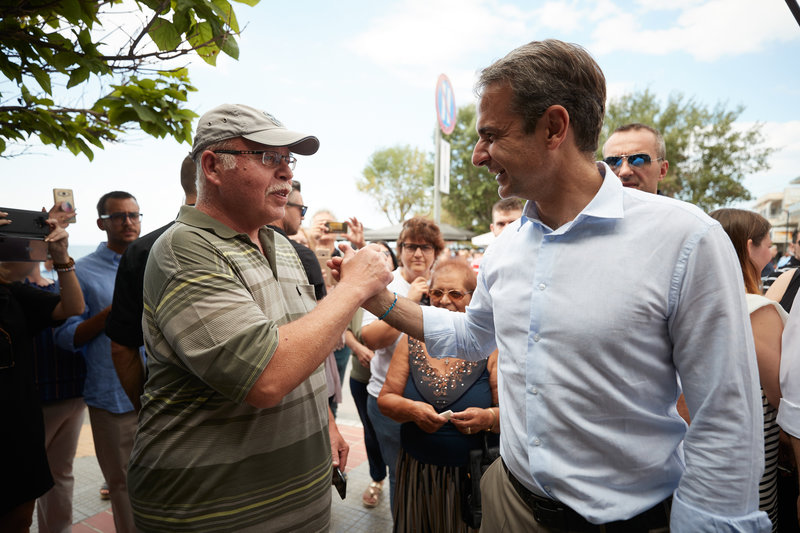 Συνομίλησε με κατοίκους των Νέων Μουδανιών ο κ. Μητσοτάκης