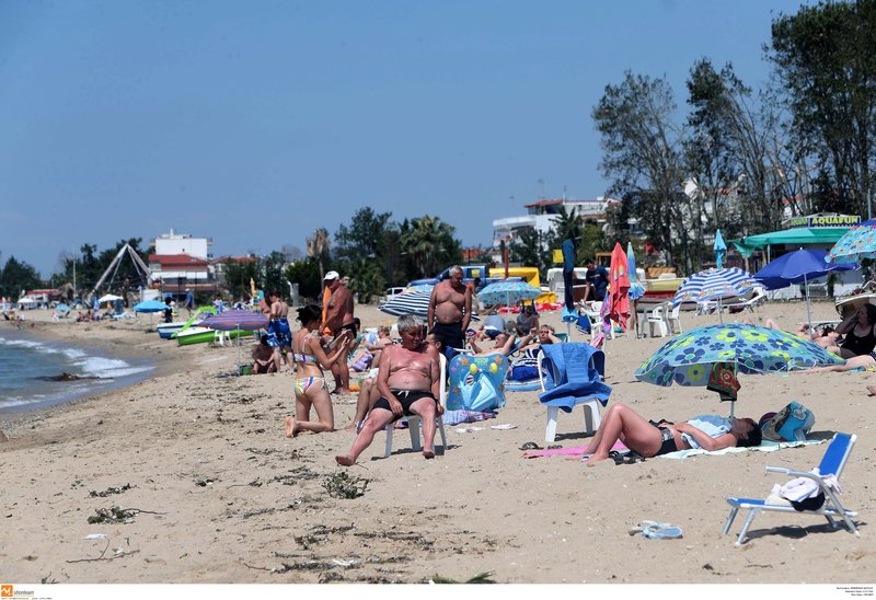 Παραλία στη Χαλκιδική με τουρίστες