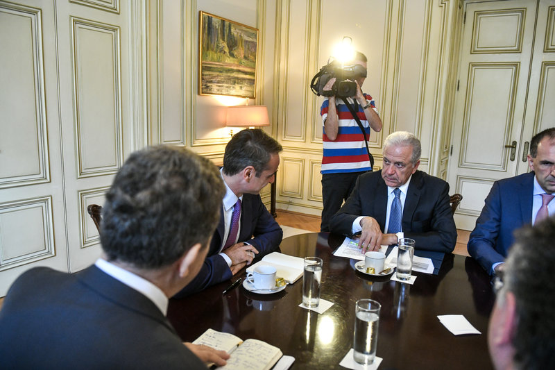 Ο Κυριάκος Μητσοτάκης στην σύσκεψη μιλά με τον Δημήτρη Αβραμόπουλο