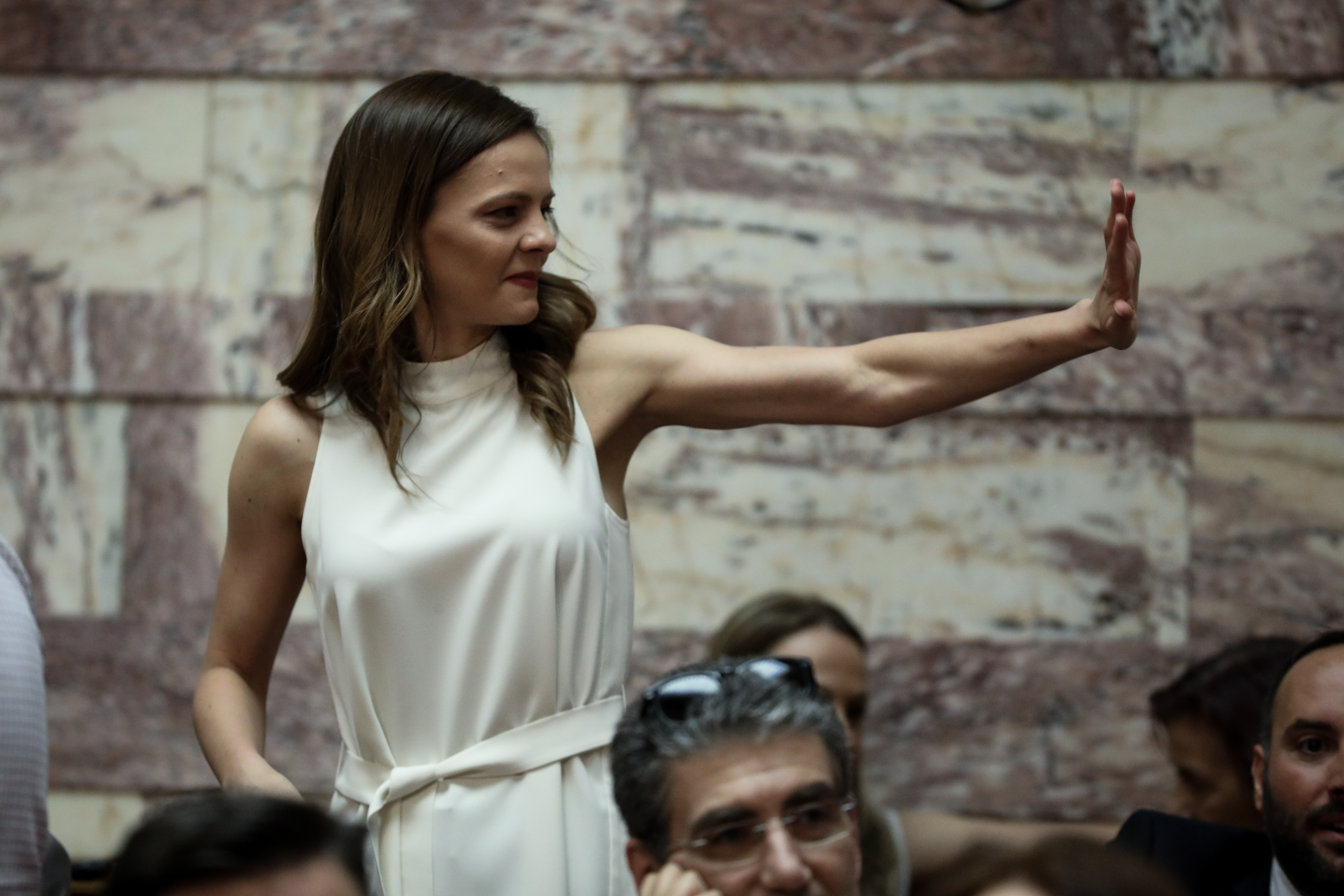 Η Εφη Αχτσιόγλου χαιρετά κάποιον συνάδελφό της στην ΚΟ του ΣΥΡΙΖΑ