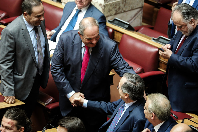 Χειραψία Καραμανλή Σαμαρά στη Βουλή