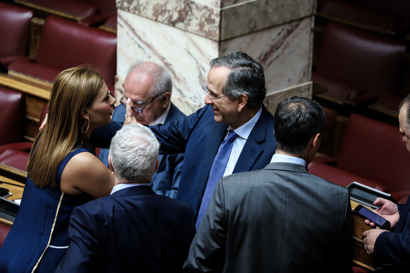 Σαμαράς με βουλευτές στη βουλή