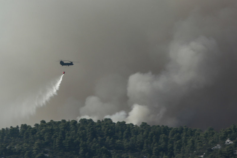 Ελικόπτερο ρίχνει νερό στη φωτιά