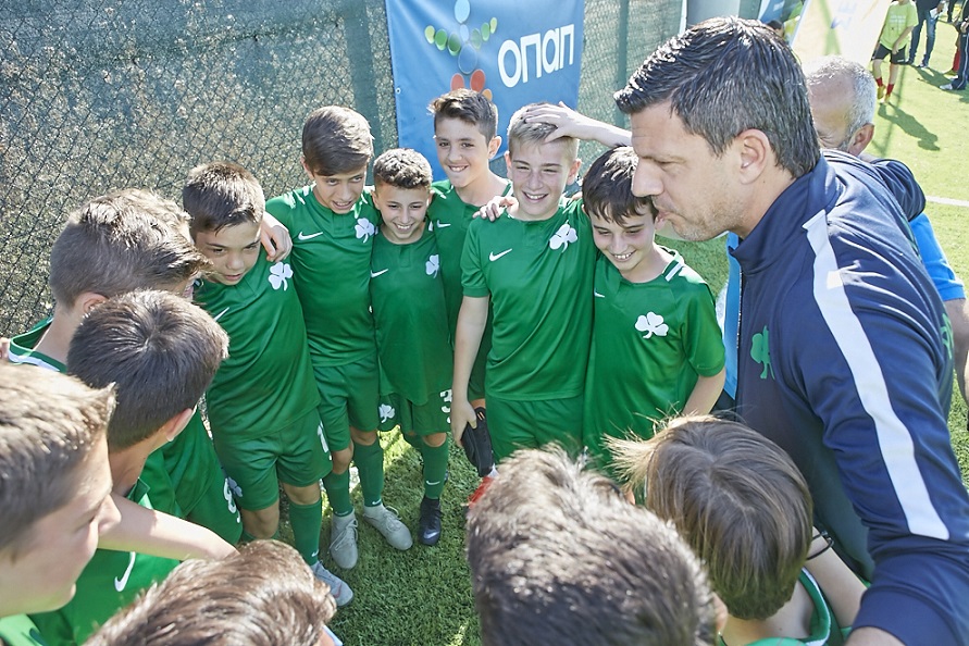 Ο Τάκης Φύσσας με την ομάδα Κ12 του Παναθηναϊκού