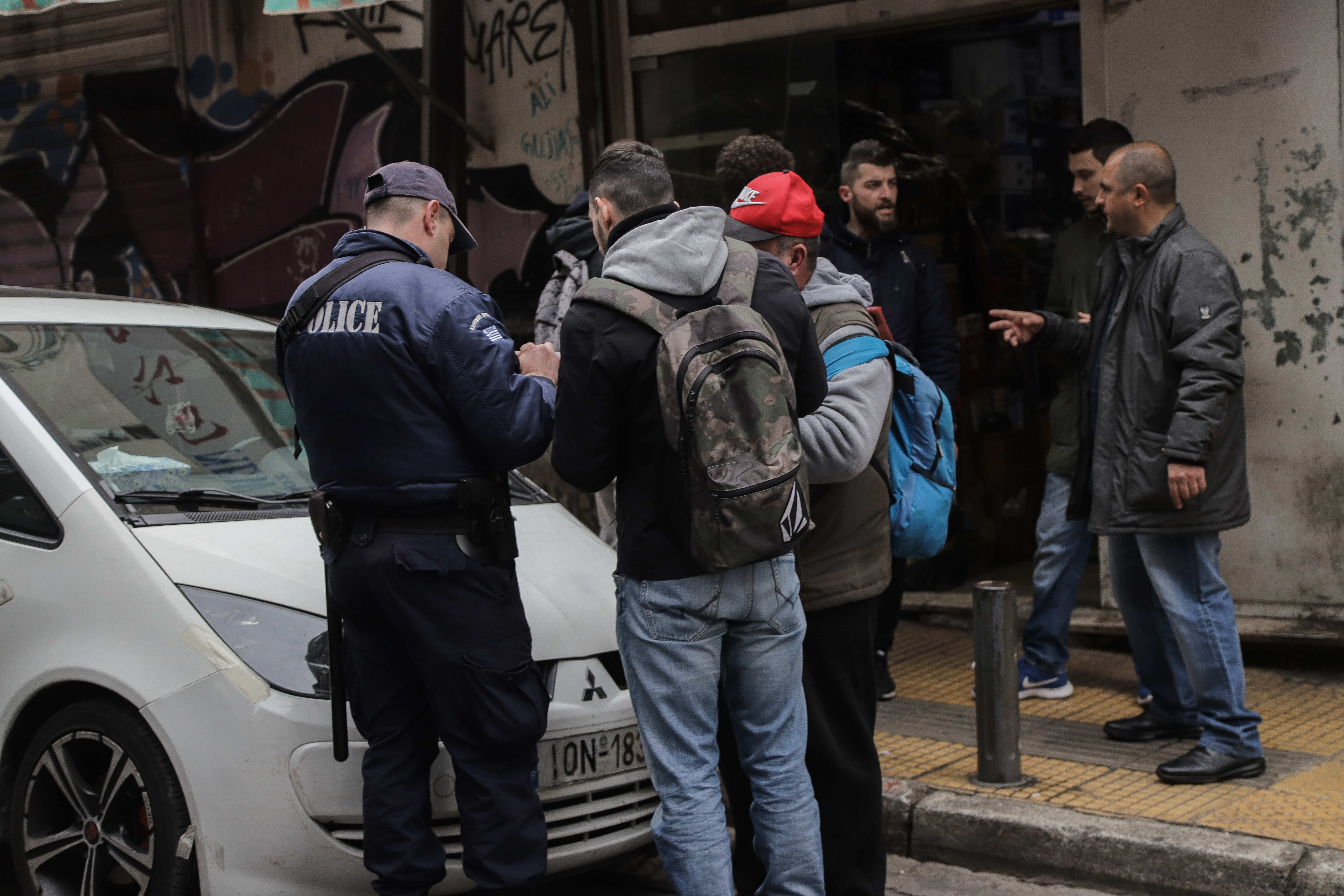 Αστυνομικοί ελέγχουν άνδρες