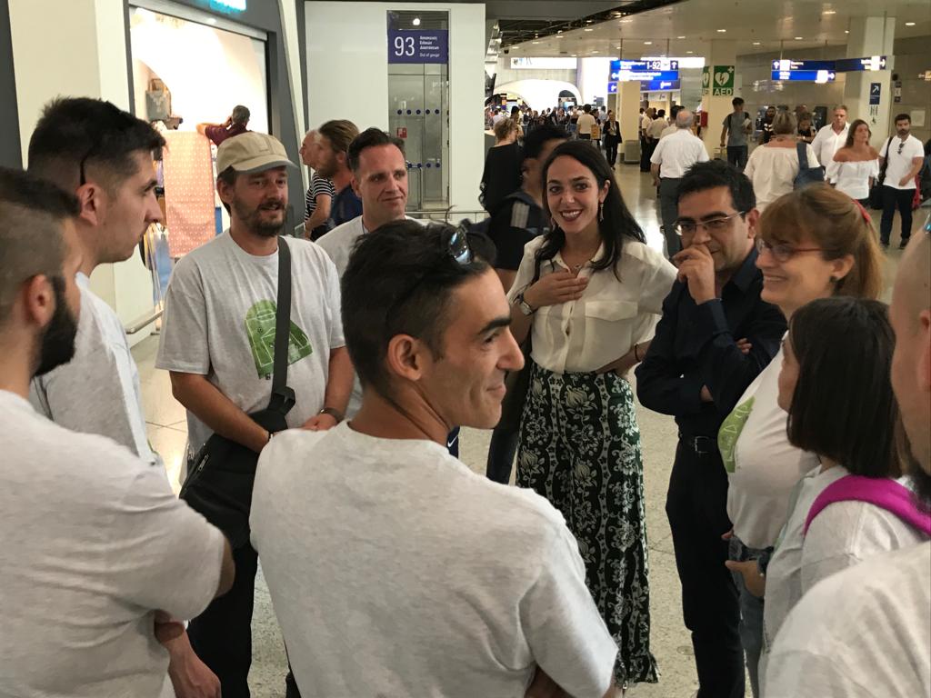 Η Δόμνα Μιχαηλίδου με την Εθνική ομάδα ποδοσφαίρου αστέγων