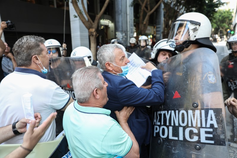 Ενταση με τα ΜΑΤ στην πορεία της ΠΟΕΔΗΝ