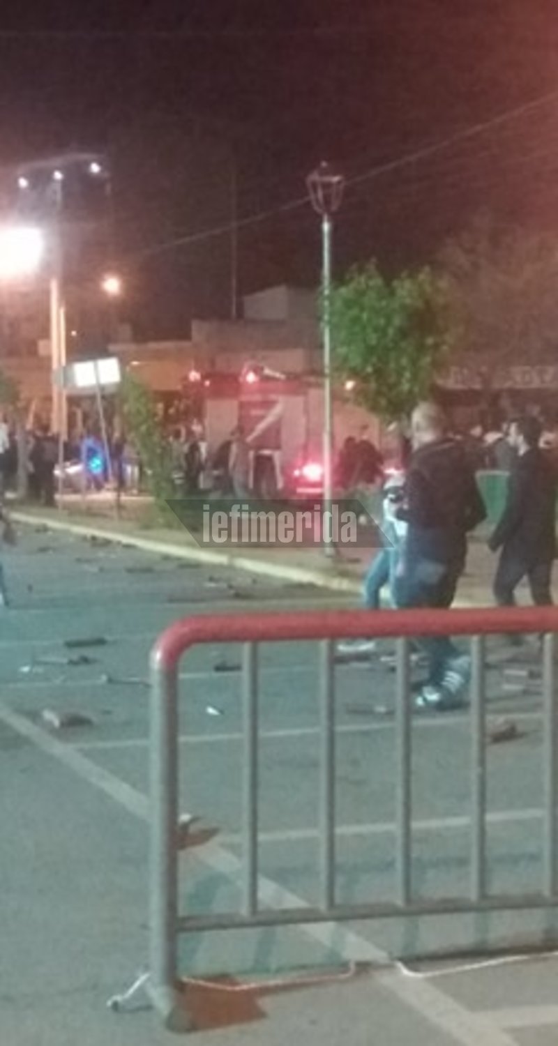 Φοβισμένοι οι κάτοικοι και οι επισκέπτες που παρακολουθούσαν τον σαϊτοπόλεμο αποχωρούν από το σημείο