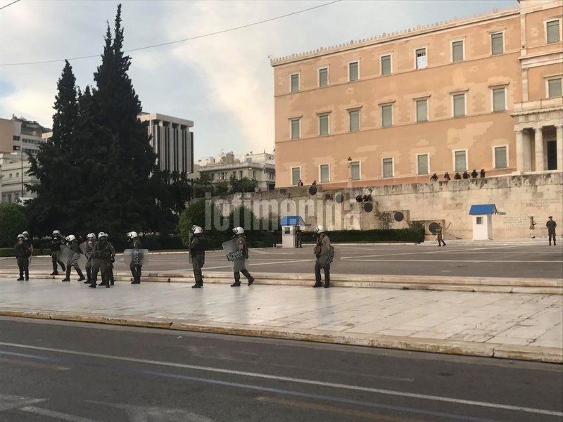 Αστυνομικοί έξω από τη Βουλή