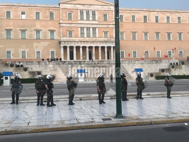 Αστυνομικοί μπροστά από την Βουλή