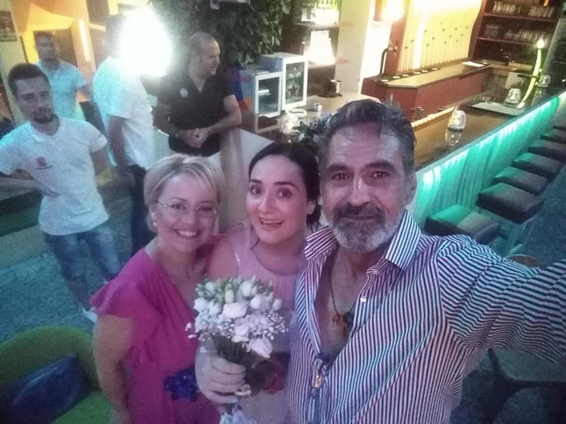 Η πρωταγωνίστρια του «Πέτα τη Φριτέζα» , Ελένη Ουζουνίδου παντρεύτηκε τον αγαπημένο της στην Κομοτηνή