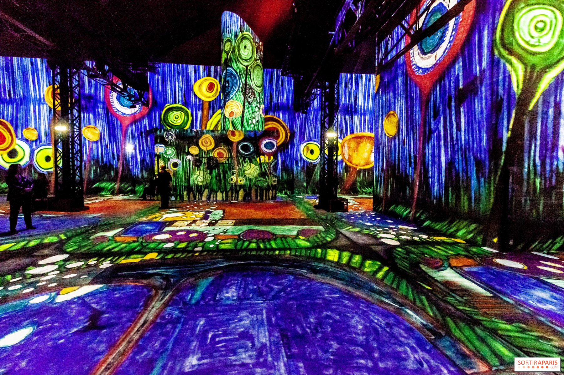 Emily In Paris Atelier Des Lumieres Emily in Paris στο Netflix: Βρήκαμε σε ποια σημεία του Παρισιού