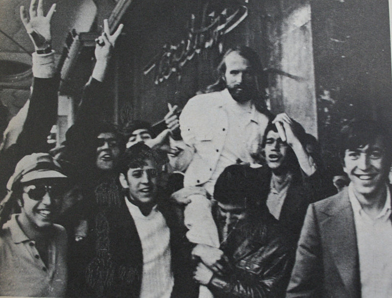 Ο σκηνοθέτης της ταινίας, Michael Wadleigh, αποθεώνεται έξω από το Παλλάς (Αρχείο Μ.Νταλούκα)