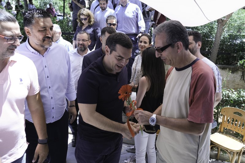 Αλέξης Τσίπρας με λουλούδι