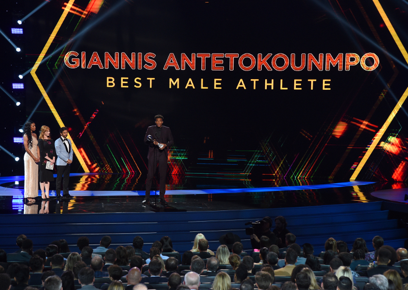 Ο Γιάννης Αντετοκούνμπο βραβεύτηκε ως «Αθλητής της χρονιάς» / Φωτογραφία: AP