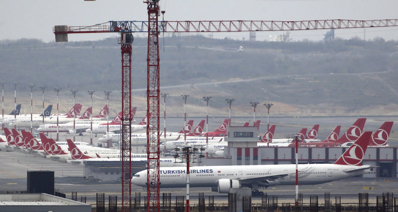 Αεροσκάφη της Turkish Airlines σταθμευμένα στη νέα τους έδρα, το Istanbul Airport