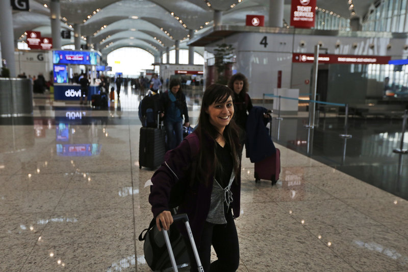 Ταξιδιώτες εντυπωσιασμένοι από τους χώρους του νέου αεροδρομίου της Κωνσταντινούπολης μεταβαίνουν στα γκισέ.