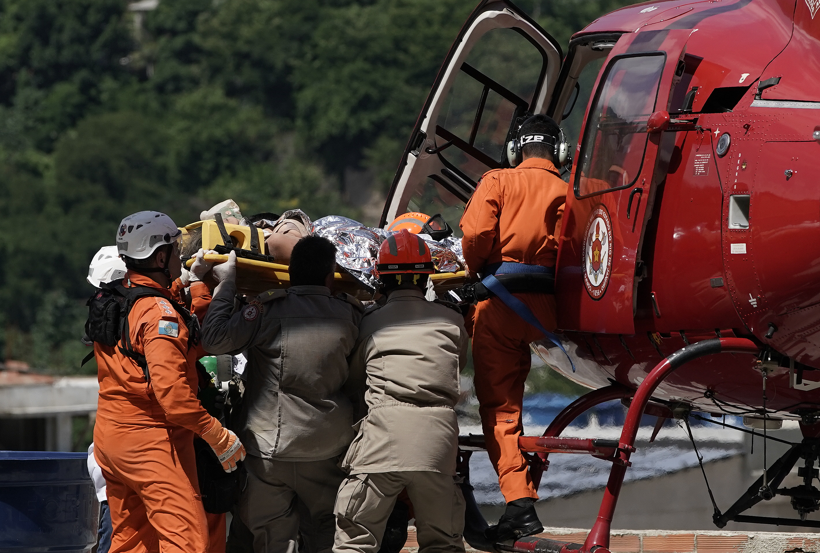 Διασώστες μεταφέρουν τραυματία σε ελικόπτερο