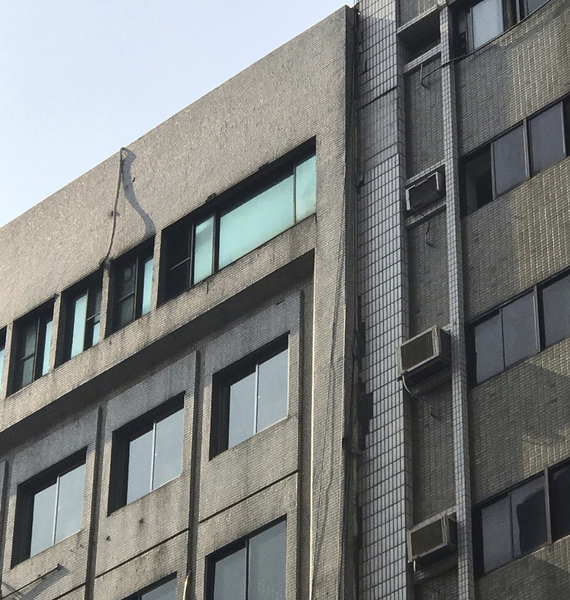 ο κτίριο στην Ταϊπέι ράγισε στη μέση μετά τον σεισμό των 6,1 Ρίχτερ.