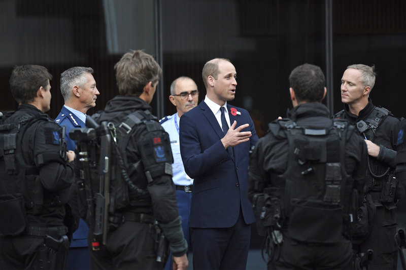 Ο πρίγκιπας Γουίλιαμ συναντήθηκε με αστυνομικούς και τραυματιοφορείς που είχαν σπεύσει στα τεμένη του Κράιστσερτς μετά το μακελειό.