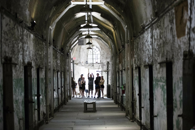 Toυρίστες επισκέπτονται το κελί του Αλ Καπόνε στο Eastern State Penitentiary της Φλόριντα.